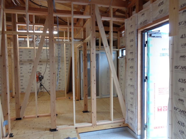 【建築中事例紹介】高台の立地に建つ家事ラク動線の住まい〜vol.6 外観・内装工事