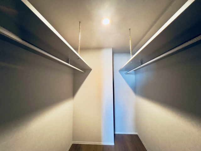 どちらを選ぶ？ウォークインクローゼットvsウォークスルークローゼット　収納計画のポイント